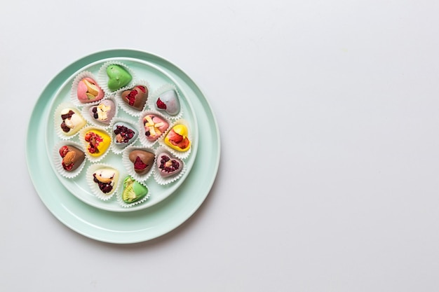 Farfurie cu preparat colorat și elemente pastel